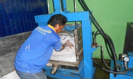 Proses produksi sagu.