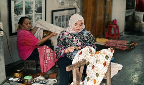 Proses produksi salah satu UMKM binaan Telkom Batik ATIK, Batik Besurek khas Bengkulu.