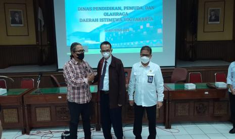 Proses rekonsiliasi orang tua (kiri) dan Kepala Sekolah SMAN 1 Banguntapan (tengah) sepakat bermaafan terkait persoalan dugaan pemaksaan jilbab, yang didampingi Kepala Disdikpora DIY, Didik Wardaya (kanan). 