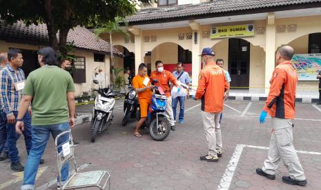 Proses rekonstruksi terkait laporan palsu kejahatan jalanan (klitih) yang dilaporkan terjadi di Jalan Senopati, Kota Yogyakarta atau di sekitar kawasan Taman Pintar yang digelar di lapangan Polresta Yogyakarta, Selasa (6/6/2023).