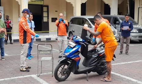 Proses rekonstruksi terkait laporan palsu kejahatan jalanan (klitih) yang dilaporkan terjadi di Jalan Senopati, Kota Yogyakarta atau di sekitar kawasan Taman Pintar yang digelar di lapangan Polresta Yogyakarta, Selasa (6/6/2023).