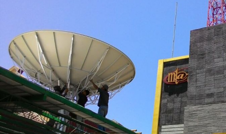 Proses repointing antena di VSAT ATM di Samarinda.