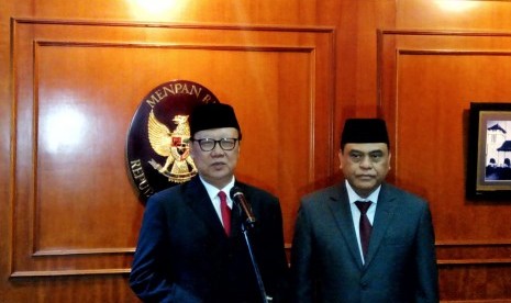 Proses serah terima jabatan Menteri PAN-RB Tjahjo Kumolo di Gedung Kementerian PAN-RB, Jakarta, Rabu (23/10).