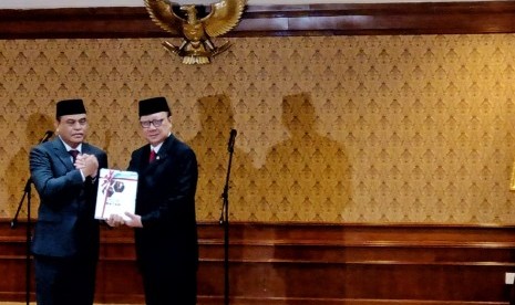 Proses serah terima jabatan Menteri PAN-RB Tjahjo Kumolo di Gedung Kementerian PAN-RB, Jakarta, Rabu (23/10).