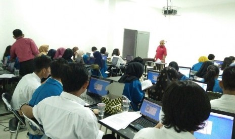 Proses sertifikasi Zahir bagi mahasiswa Prodi Komputerisasi Akuntansi AMIK BSI Pontianak.