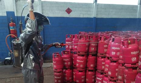 Proses sterilisasi tabung LPG yang dilakukan petugas Pertamina, di salah satu Stasiun Pusat Pengisian Bulk Elpiji (SPPBE).  Guna melindungi konsumen dari wabah Corona, Pertamina melakukan sterilisasi tabung LPG sebelum sampai atau diterima konsumen.