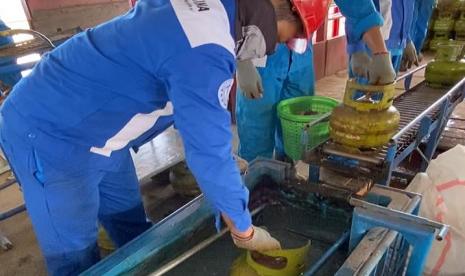 Proses sterilisasi tabung LPG yang dilakukan petugas Pertamina, di salah satu Stasiun Pusat Pengisian Bulk Elpiji (SPPBE).  Guna melindungi konsumen dari wabah Corona, Pertamina melakukan sterilisasi tabung LPG sebelum sampai atau diterima konsumen.