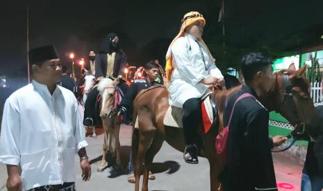 Prosesi arak- arakan (kirab) pengantin sunat di atas kuda yang dilaksanakan di Dusun Kajan, Desa Munding, Kecamatan Bergas, kabupaten Semarang, Jawa Tengah, Selasa (31/5) malam. Pemerintah Desa (Pemdes) Munding kini berikhtiar menghidupkan kembali tradisi yang telah ‘hilang’ hampir 35 tahun ini Sebagai daya tarik wisata religi di Desa Wisata Munding.