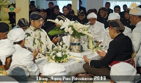 Prosesi ijab kabul Putra Mahkota Paku Alam X. Bendera Pangeran Haryo (BPH) Kusumo Bimantoro dengan Maya Laksmita Noory yang digelar di Masjid Agung Pakualaman. Yogyakarta Sabtu (5/1).