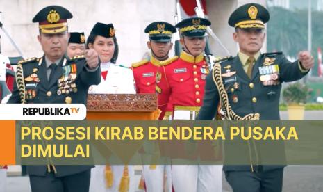 Prosesi kirab bendera Merah Putih dan teks Proklamasi  yang akan dikirimkan dari Monas ke Ibu Kota Negara (IKN) Nusantara, Sabtu (10/8/2024).