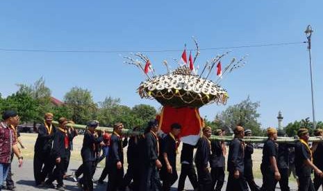 Prosesi kirab Grebeg Besar yang digelar sebagian kerabat dan sentono Keraton Solo, Kamis (23/8).