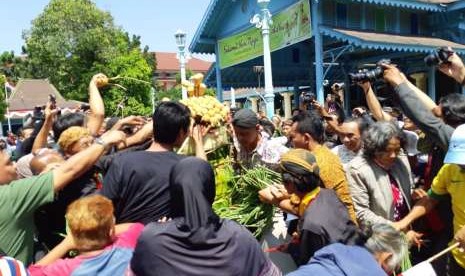 Prosesi kirab Grebeg Besar yang digelar sebagian kerabat dan sentono Keraton Solo, Kamis (23/8).