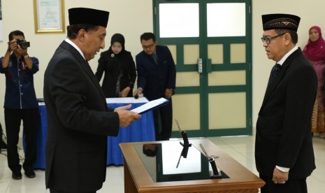 Prosesi pelantikan Nandang Sutrisno sebagai rektor UII.