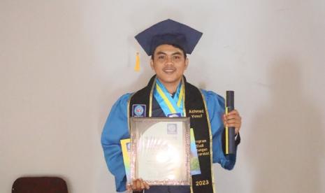 Prosesi pelantikan wisuda yang digelar selama 5 hari mengumumkan Wisudawan/Wati terbaik dari Prodinya masing-masing, salah satunya Achmad Yusuf yang berhasil meraih predikat cumlaude dengan nilai 3,91 dari prodi Hubungan Masyarakat, Rabu (6/12) berlokasi di BSI Convention Center.