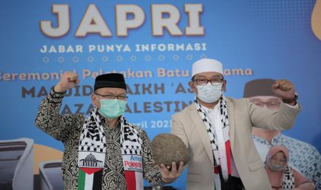 Prosesi peletakan batu pertama Masjid Syaikh Ajlin di Jalur Gaza, Palestina, bersama Gubernur Jawa Barat Ridwan Kamil secara daring di Gedung Pakuan, Kota Bandung, Rabu (7/4).