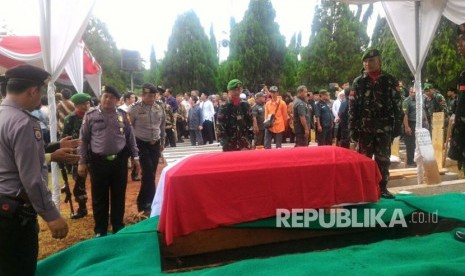 Prosesi pemakaman AM Fatwa di Taman Makam Pahlawan (TMP) Kalibata, Kamis (14/12).