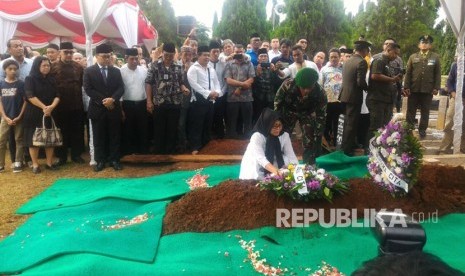 Prosesi pemakaman AM Fatwa di Taman Makam Pahlawan (TMP) Kalibata, Kamis (14/12).