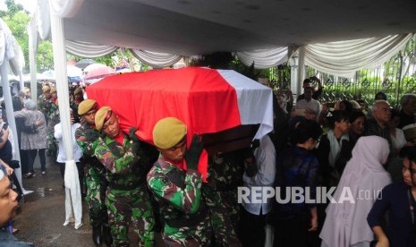 Prosesi pemakaman jenazah Adi Sasono secara militer di Pemakaman Tanah Kusir, Jakarta, Ahad (14/8). (Republika/Agung Supriyanto)