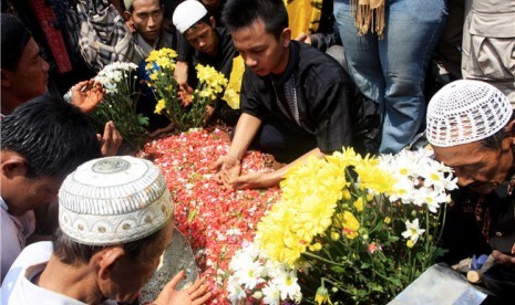 Prosesi pemakaman siswa SMA Yayasan Karya 66 (Yake), Deni Januar, di Taman Pemakaman Umum (TPU) Menteng Pulo, Jakarta, Kamis (27/9). 