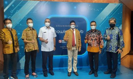   Prosesi pembangunan gedung Knowledge Hub tahap pertama tersebut dilakukan pada Rabu (08/12) yang dihadiri oleh sejumlah pejabat pemerintahan.  (kiri ke kanan) Christopher Siswanto Adisaputro (CEO Strategic Land Bank Sinar Mas Land) Teky Mailoa (CEO Asset Management Sinar Mas Land) A. Zaki Iskandar (Bupati Tangerang) Johnny G. Plate (Menteri Komunikasi dan Informatika Republik Indonesia) Saleh Husin (Managing Director Sinar Mas) Dhony Rahajoe (Managing Director President Office Sinar Mas Land)