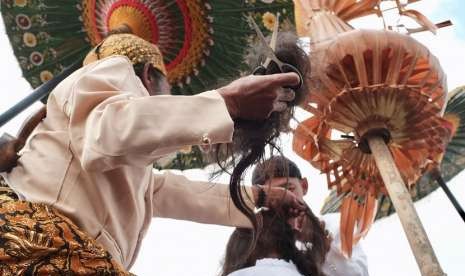 Prosesi pemotongan rambut anak gimbal di acara budaya Dieng Culture Festival (DCF). ilustrasi 