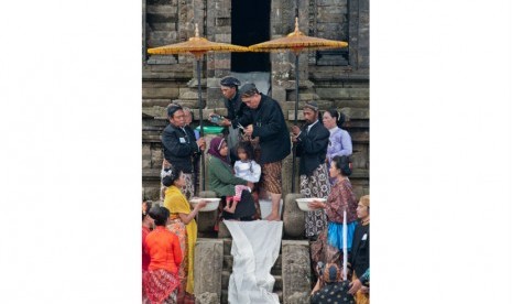 Prosesi pemotongan rambut gimbal di Dieng, Jawa Tengah.