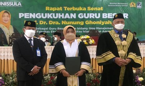 Prosesi pengukuhan Prof Dr Dra Nunung Ghoniyah MM, sebagai Guru Besar Bidang Ilmu Manajemen, Fakultas Ekonomi (FE) Unissula, yang dilaksanakan di kampus Unissula, Semarang, Selasa (5/10).