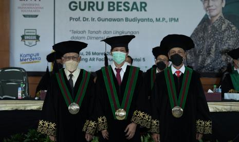 Prosesi pengukuhan Prof Gunawan Budiyanto sebagai Guru Besar UMY bidang Ilmu Tanah.