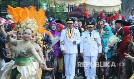 Prosesi penyambutan Gubernur dan Wakil Gubernur Jawa Barat, Ridwan Kamil dan Uu Ruzhanul Ulum di Halaman Gedung Sate, Kota Bandung, Kamis (6/9).