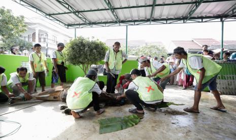 Prosesi penyembelihan hewan kurban di Palembang, Sumatra Selatan. 