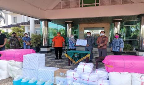 Prosesi penyerahan bantuan APD untum nakes Karawang.