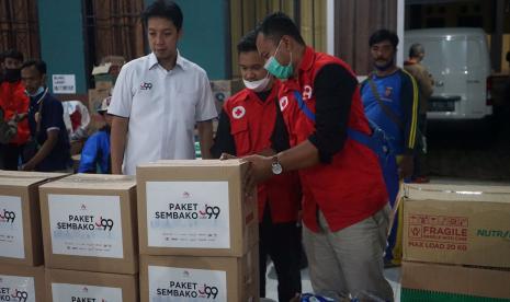 Prosesi penyerahan bantuan kepada korban banjir bandang di Batu, Malang.