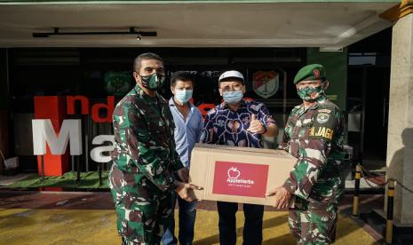 Prosesi penyerahan bantuan kepada TNI.