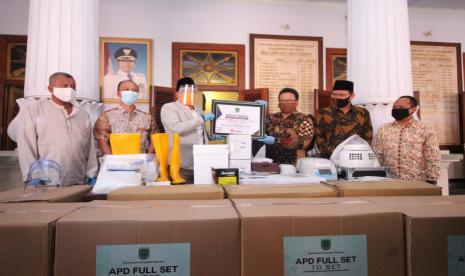 Prosesi penyerahan bantuan PCR dan APD.