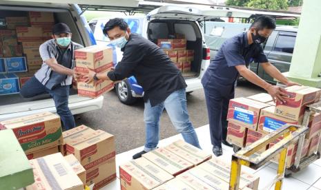 Prosesi penyerahan bantuan untuk korban banjir. Ilustrasi