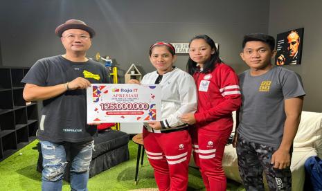 Prosesi penyerahan bonus untuk atlet Paralimpiade Indonesia.