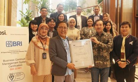 Prosesi penyerahan sertifikat ISO 22301:2019 BCMS untuk BRI.