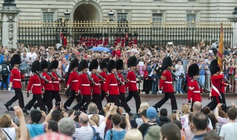 Prosesi pergantian penjaga di Istana Buckingham London Inggris.