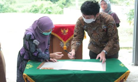 Prosesi serah terima hibah dari Kedutaan Besar Jepang kepada Klinik Darul Arqam yang bertempat Pondok Pesantren Darul Arqam, Desa Ngamplangsari, Kecamatan Cilawu, Kabupaten Garut, Selasa (30/3). 