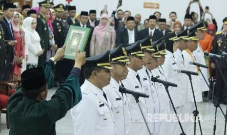 Prosesi sumpah jabatan pada Pelantikan Bupati dan Wali Kota serta Wakil Bupati dan Wakil Wali Kota Hasil Pemilihan Kepala Daerah Serentak di Provinsi Jawa Barat, di Gedung Merdeka, Kota Bandung, Kamis (20/9).