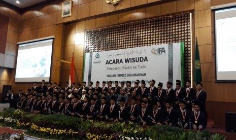 Prosesi Wisuda dan Pelepasan Santri ke Turki oleh Yayasan Tahfidz Sulaimaniyah, di Kantor Kementerian Agama, Thamrin, Jakarta, Sabtu (30/6). 