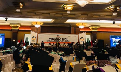 Prosesi wisuda ke-17 Institut Agama Islam (IAI) Tazkia di Ballroom Puri Begawan Kota Bogor, Rabu (24/11).