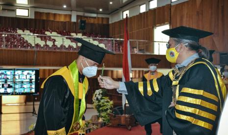 Prosesi wisuda periode III tahun 2020/2021 Universitas Kristen Satya Wacana (UKSW) Salatiga, di Balairung Universitas setempat, Sabtu (27/1). Dalam pidato sambutan wisuda secara daring, Menteri Koordinator Perekonomian Republik Indonesia H Airlangga Hartarto memotivasi para lulusan PT untuk berinovasi di tengah pandemi dengan menciptakan lapangan kerja baru.