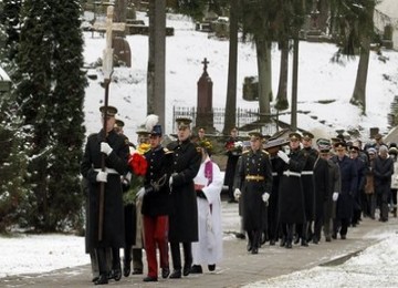 Prosesi pemakaman kerangka 18 prajurit Napoleon di Vilnius