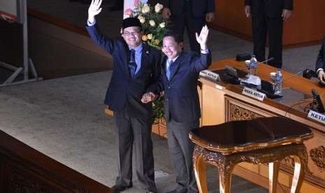 Prosperous Justice Party installs new deputy speaker of the House of Representatives, M Sohibul Iman (left), to replace Anis Matta (right) in Jakarta on Tuesday. 