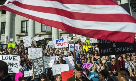 Protes Anti-Trump di Utah State Capitol di Salt Lake City, Utah, Sabtu, 12 November 2016.