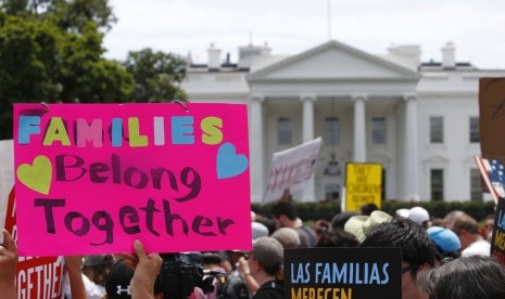 Protes menentang kebijakan imigrasi Presiden AS Donald Trump di Washington DC, Sabtu (30/6).