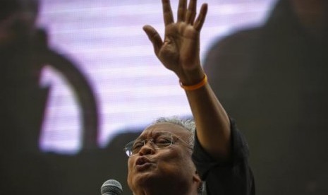 Protest leader Suthep Thaugsuban addresses anti-government protesters at their encampment in central Bangkok February 28, 2014. 