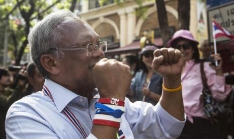 Protest leader Suthep Thaugsuban gestures as he leads anti-government protesters marching through Bangkok's financial district January 23, 2014. 