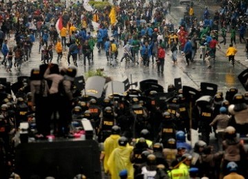 Protesters clash with the police as the mass tries their way into the Presidential Palace on Tuesday, March 27, 2012.